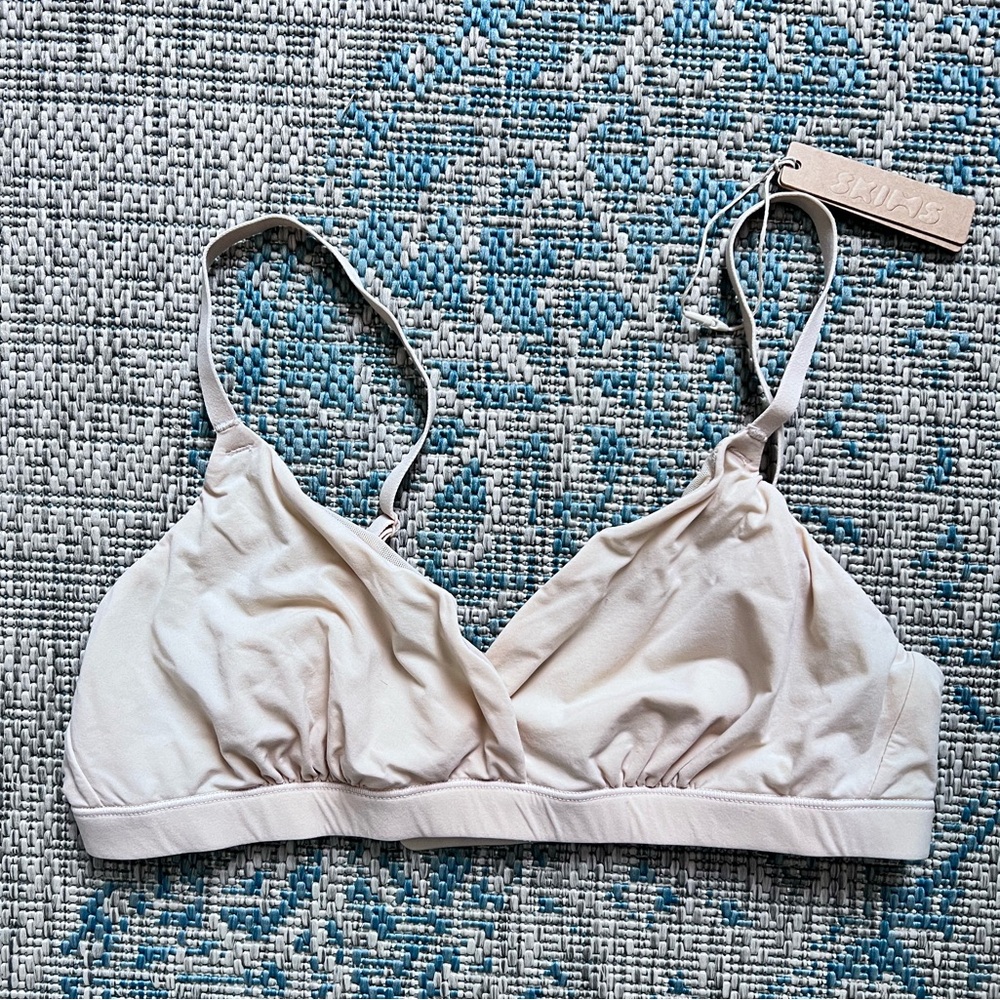SKIMS fits everybody crossover bralette